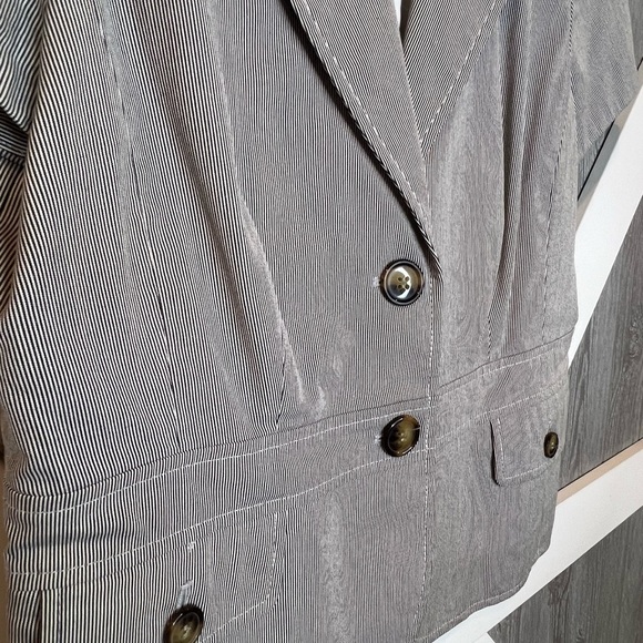 258. Ann Taylor Blazer M - Picture 2 of 5
